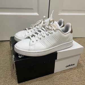 Woman’s Adidas Advantage tennis shoe